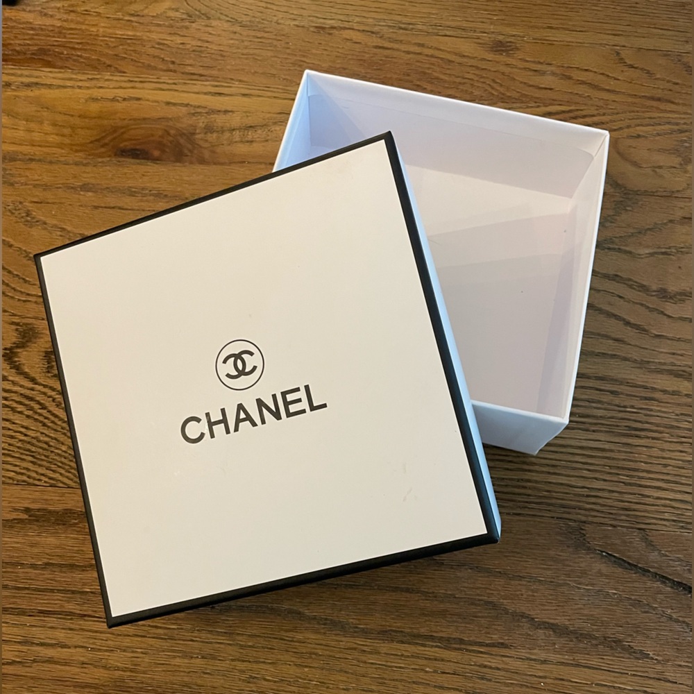 CHANEL WHITE HARD JEWELRY BOX